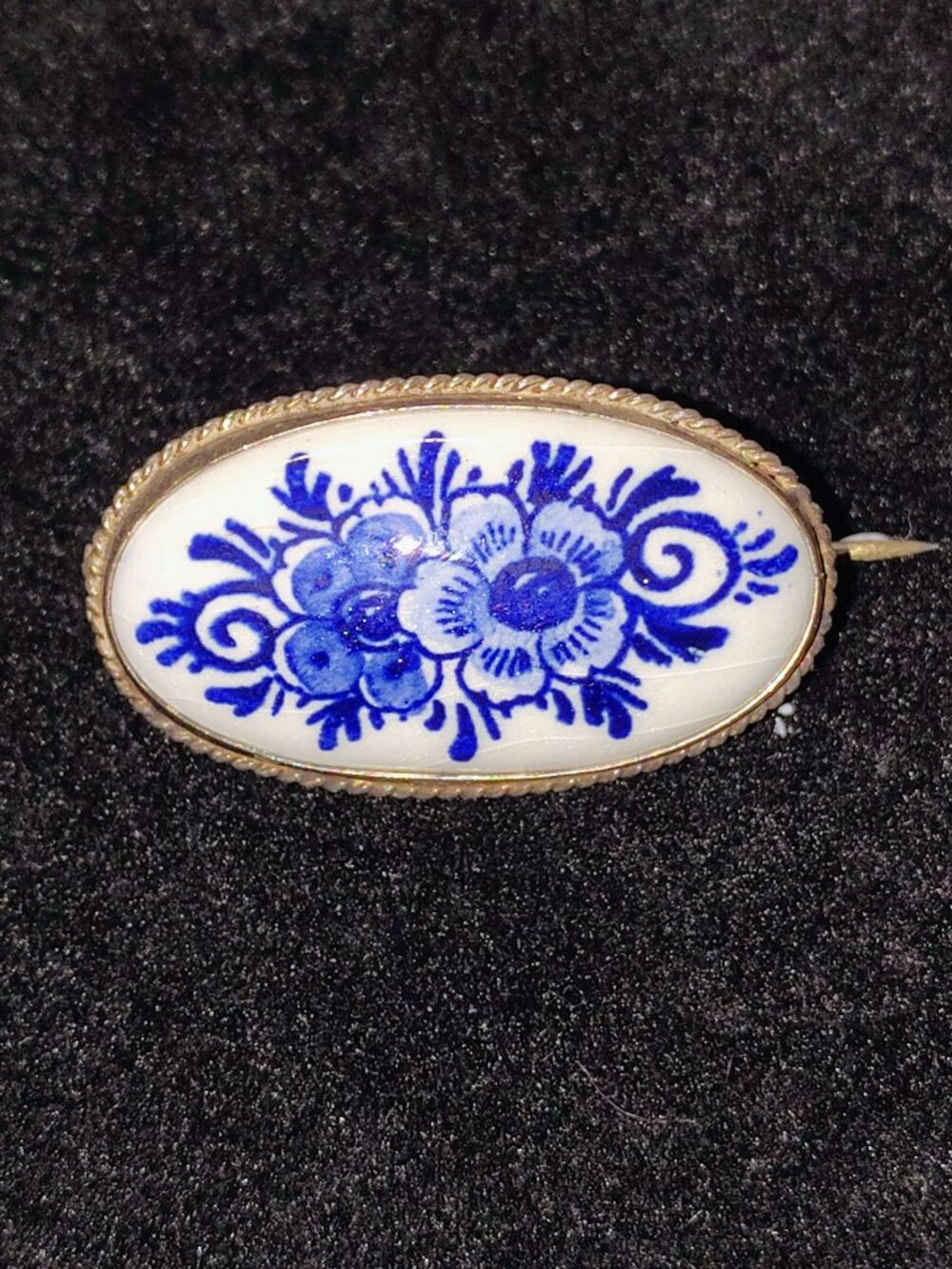 Vintage Delft Blue Porcelain Floral Brooch – Hand‑Painted Holland, Silver‑Plated
